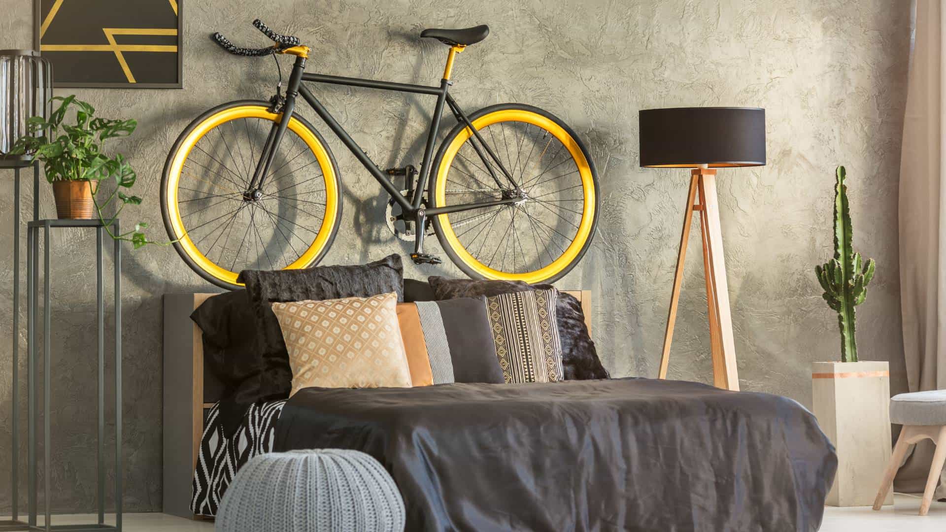 bicicleta encima de una cama