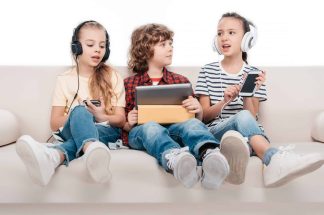 Niños escuchando música desde sus celulares