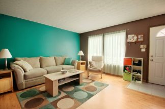 living con sillón mesa y lámpara