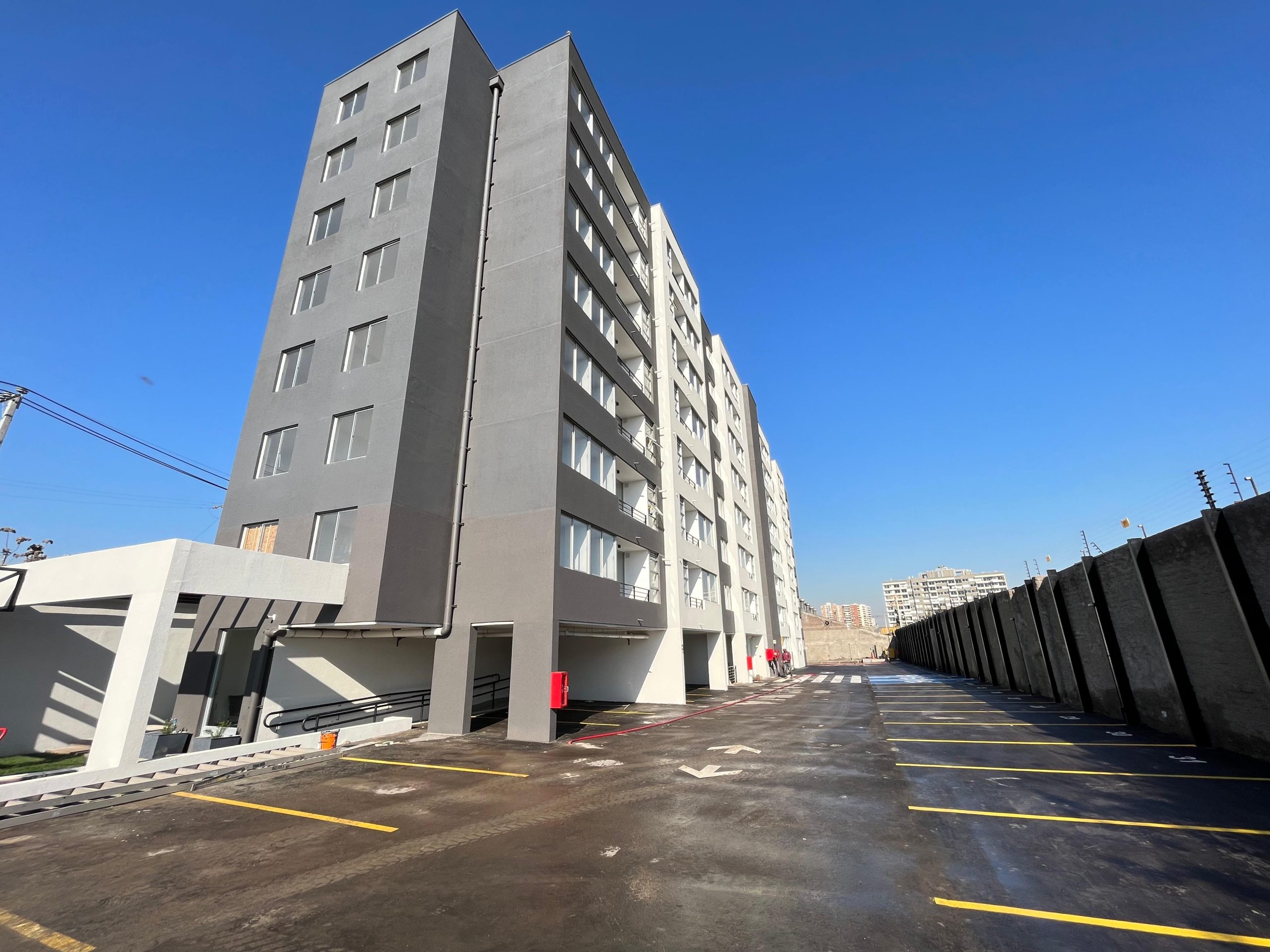 fachada y estacionamientos matta vial san joaquin