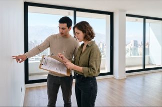 Personas revisando su vivienda con el checklist de PY